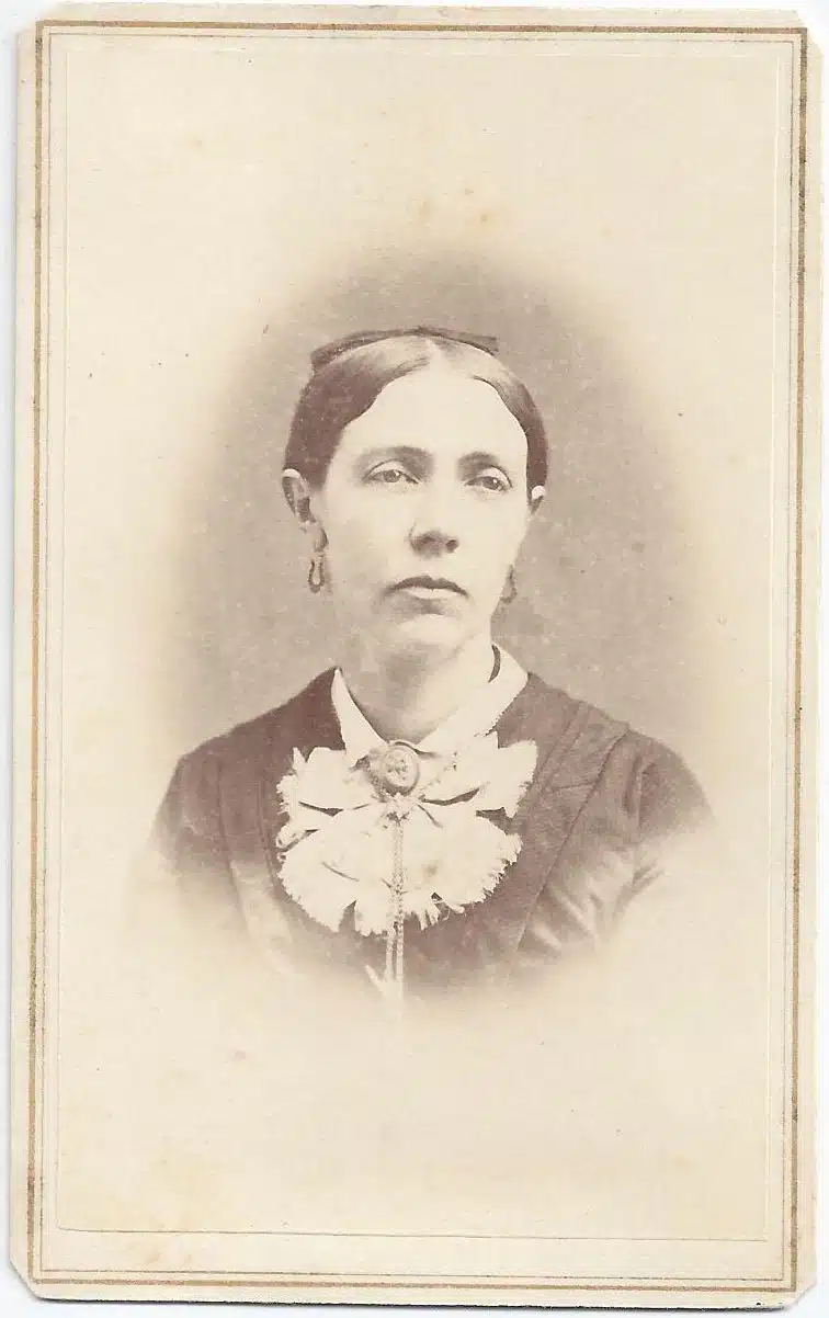 Beecherngrier Cdv Youngwoman Photo16front