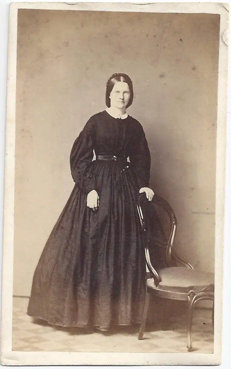 Garrett Cdv Youngwoman Photo138front